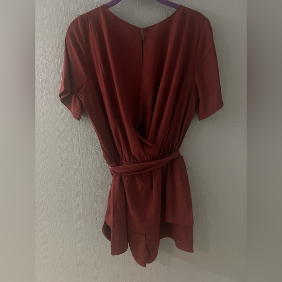 💖NEW💖Chic Maroon Women's Romper with Tie-Waist, Size Large - Picture 2 of 4